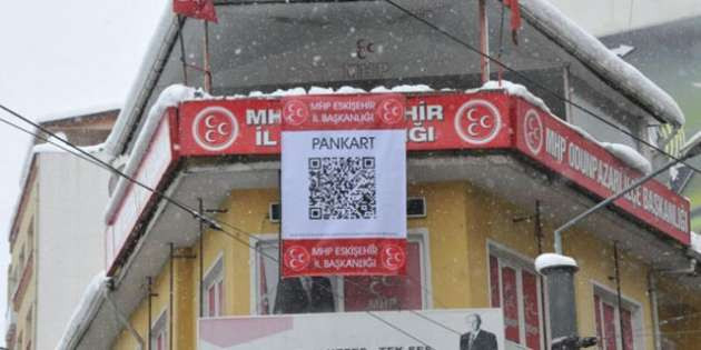 MHP il binasında ilginç pankart! - Resim: 1