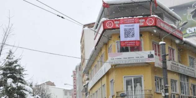 MHP il binasında ilginç pankart! - Resim: 2