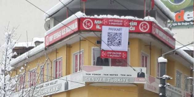 MHP il binasında ilginç pankart! - Resim: 4