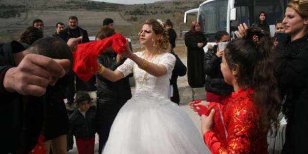 Cezaevi önünde gelinlikle bekledi - Resim: 1