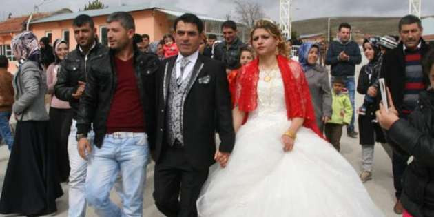 Cezaevi önünde gelinlikle bekledi - Resim: 2