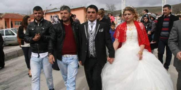 Cezaevi önünde gelinlikle bekledi - Resim: 4