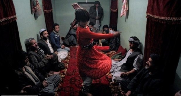 Erkek çocuklarının kabusu! Seksi kıyafetler giydirip... - Resim: 3