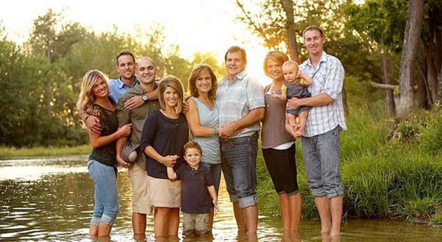 Kocasını sırtında taşıyor - Resim: 4