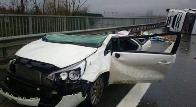 Sebze yüklü TIR, otomobili dümdüz etti - Resim: 1