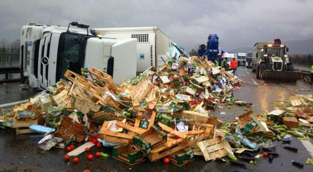 Sebze yüklü TIR, otomobili dümdüz etti - Resim: 2