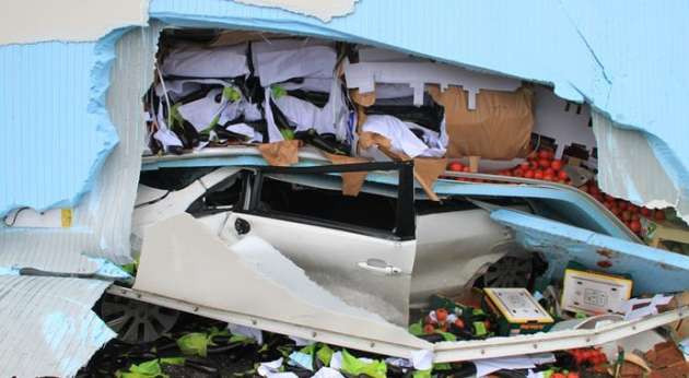 Sebze yüklü TIR, otomobili dümdüz etti - Resim: 3