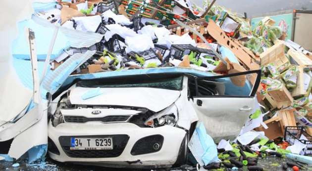 Sebze yüklü TIR, otomobili dümdüz etti - Resim: 4