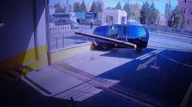 Başakşehir'de pes dedirten kaza fren yerine gaza basınca araba takla attı - Resim: 0