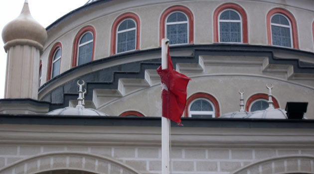 Gönderdeki bayrak dondu - Resim: 1