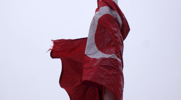 Gönderdeki bayrak dondu - Resim: 2