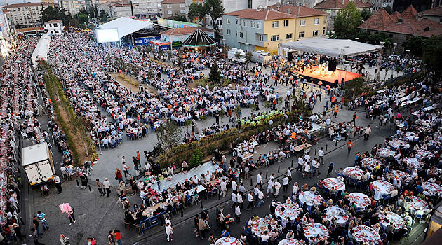 100 bin kişilik iftar sofrası - Resim: 1