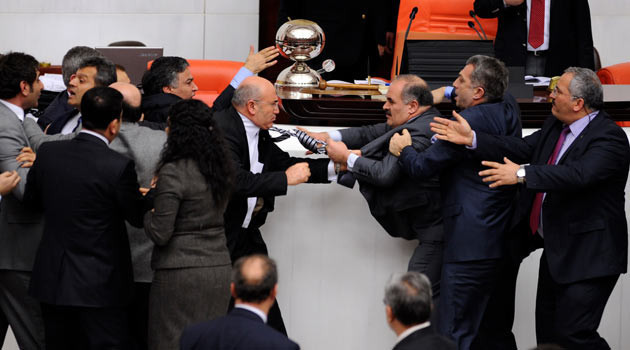 Meclis'te yumruk yumruğa kavga! - Resim: 1