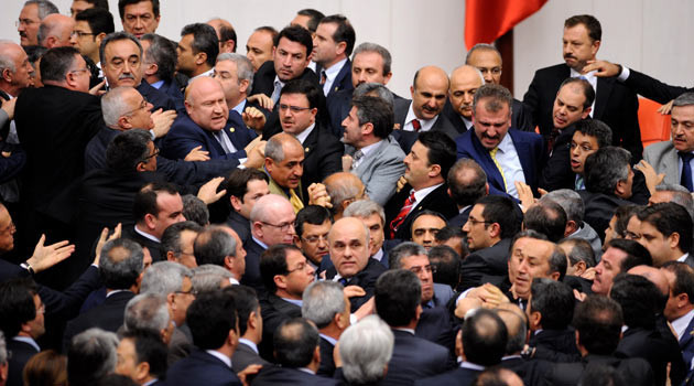 Meclis'te yumruk yumruğa kavga! - Resim: 2