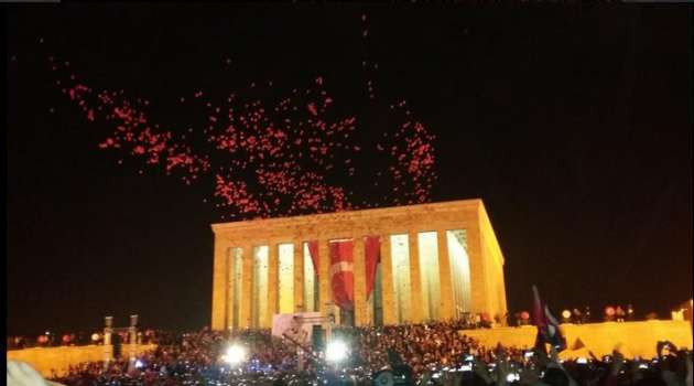 Binlerce kişi Anıtkabir'de  - Resim: 1