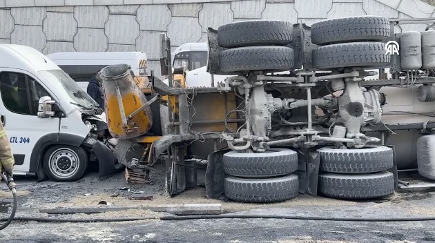 Sarıyer'de beton mikseri, servis minibüsüyle çarpışarak devrildi - Resim: 0