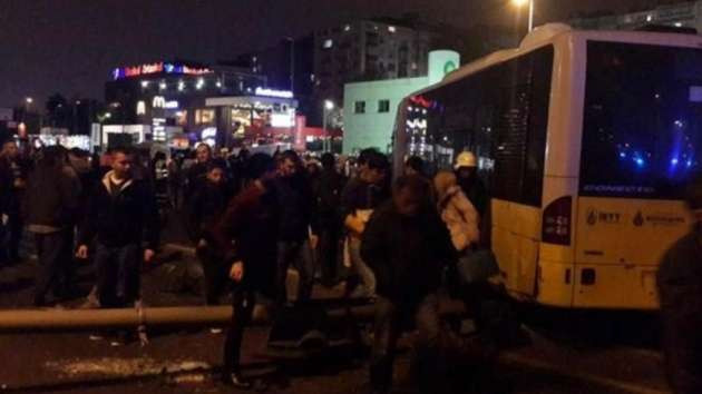 Metrobüs ile minibüs kafa kafaya çarpıştı - Resim: 4