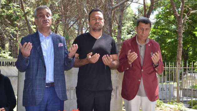 Kemal Sunal mezarı başında anıldı - Resim: 1