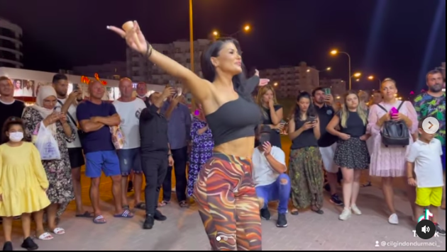 Çılgın Dondurmacı kantarın topuzunu kaçırdı! Genç kızı arka tarafa götürüp... - Resim: 1