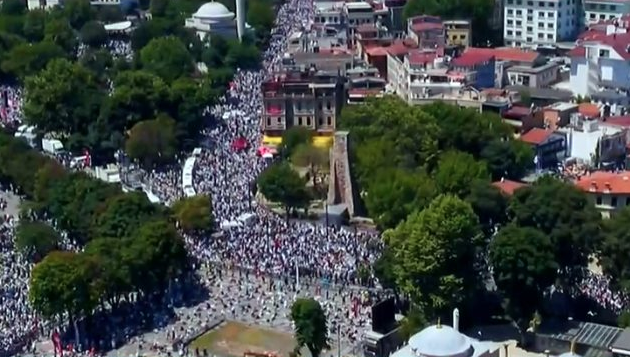 Ayasofya'da ilk namaz! Yer kalmayınca bakın nerede namaz kıldılar - Resim: 3