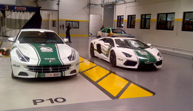 Çılgın Dubai Ferrari'yi polis arabası yaptı  - Resim: 3