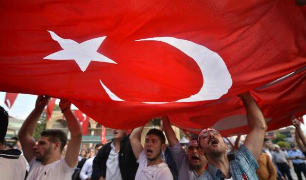 Bayrağı alan sokağa çıktı! - Resim: 1