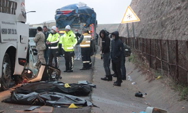 Şanlıurfa'da yolcu otobüsü TIR'a arkadan çarptı: 3 ölü, 30 yaralı - Resim: 1