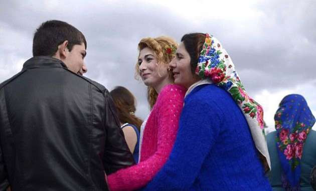 Kızlar her yıl koca bulma festivali yapıyor - Resim: 3