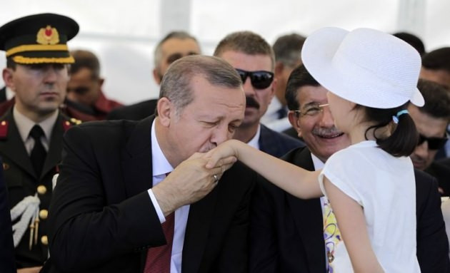 Cumhurbaşkanı Erdoğan küçük kızın elini öptü - Resim: 4