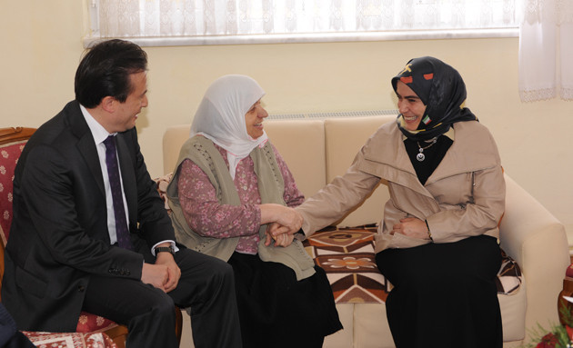 Yalnız Yaşayan Annelere Ziyaret - Resim: 4