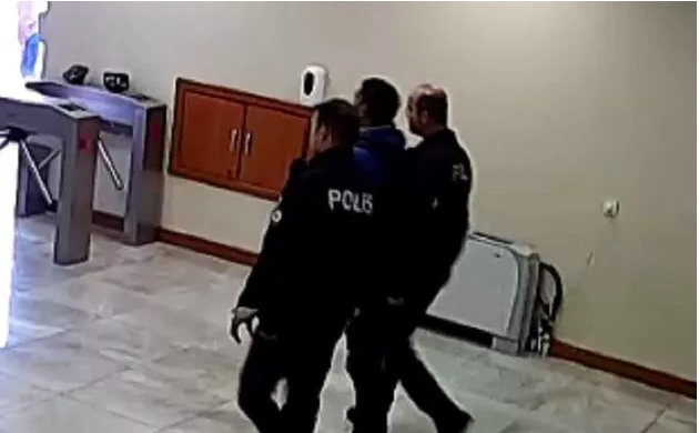 Belediyeye girerken yakalandı! Çantasında öyle şeyler çıktı ki... - Resim: 4