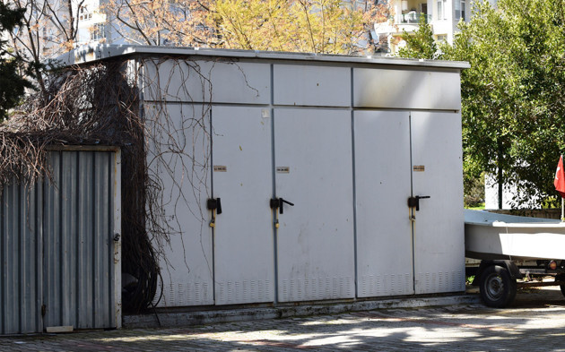 Antalya'da elektrik trafosu bir işçinin canına mal oldu - Resim: 0