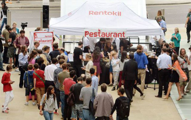 Böcek yemek için sıraya girdiler! - Resim: 2