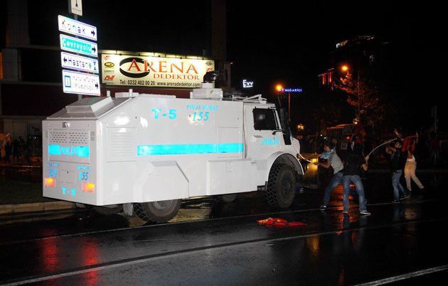 İzmir'de izinsiz yürüyüşe polis müdahalesi - Resim: 4