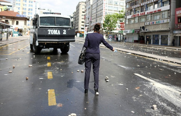TOMA'nın önüne dikilen kadının sonuna bakın! - Resim: 1