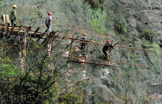 Ölümle burun buruna çalışan işçiler - Resim: 1