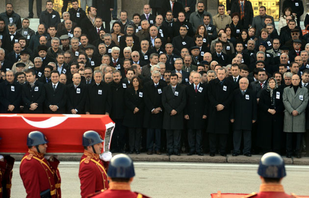 Şerafettin Elçi son yolculuğuna uğurlanıyor! - Resim: 4