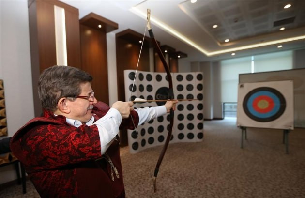 Davutoğlu okçuluktaki hünerlerini sergiledi - Resim: 4