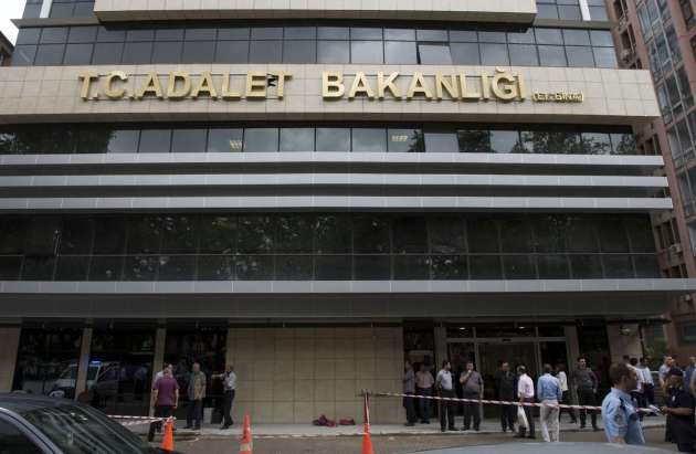 Adalet Bakanlığı'na pompalı tüfekle saldırı - Resim: 1