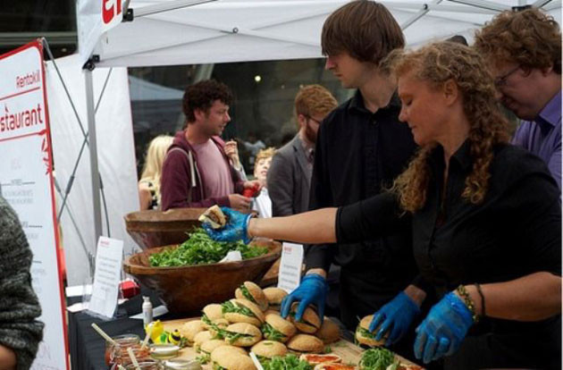 Böcek yemek için sıraya girdiler! - Resim: 3