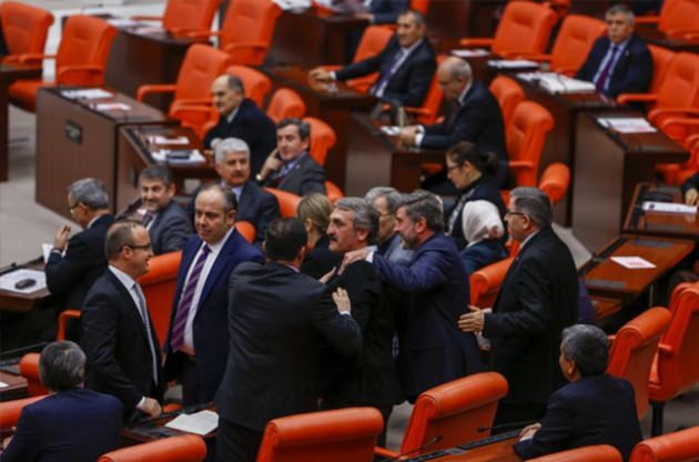 CHP'li vekilden AK Partili vekile: Seni çiğ çiğ yerim! - Resim: 1