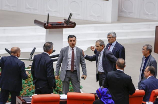 CHP'li vekilden AK Partili vekile: Seni çiğ çiğ yerim! - Resim: 2