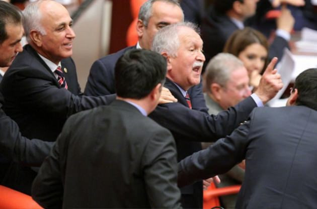 CHP'li vekilden AK Partili vekile: Seni çiğ çiğ yerim! - Resim: 4