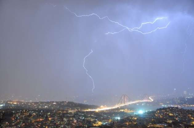 İstanbul'da şimşekler gökyüzünü aydınlattı - Resim: 4