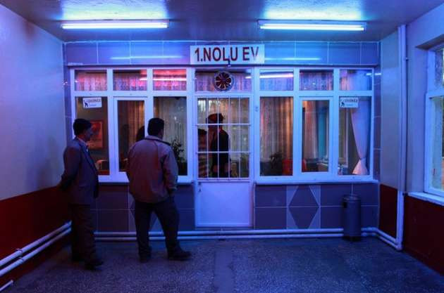 Pembe ışıklı genelev kadınları - Resim: 2