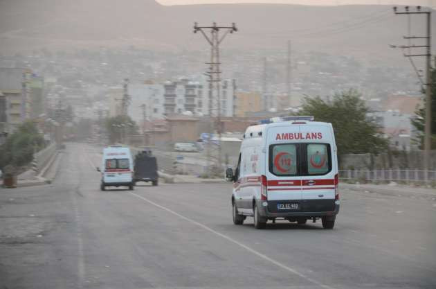 Teröristler ambulans yağmaladı - Resim: 1
