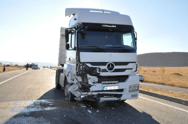 Düğün konvoyuna tır çarptı - Resim: 1