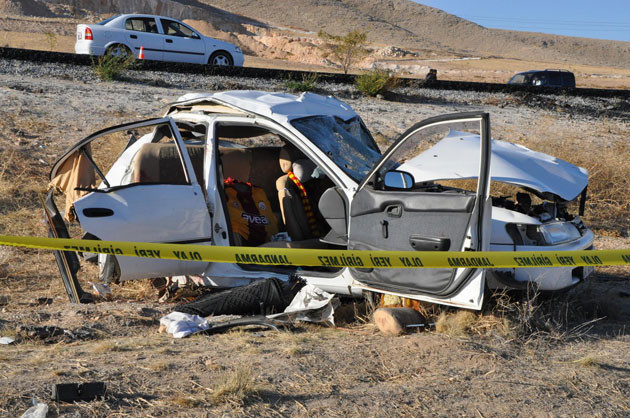 Düğün konvoyuna tır çarptı - Resim: 2