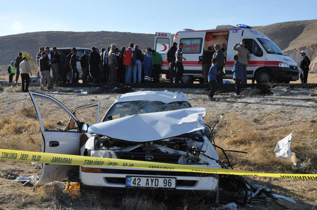 Düğün konvoyuna tır çarptı - Resim: 4