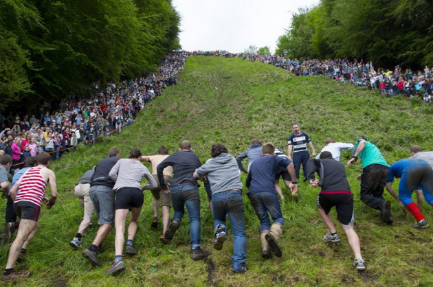 Peynirin peşinden yuvarlandılar - Resim: 1
